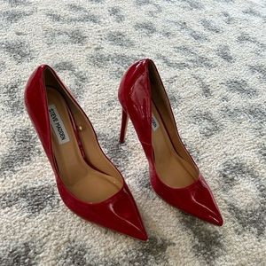 Women’s Steve Madden red pattern pumps